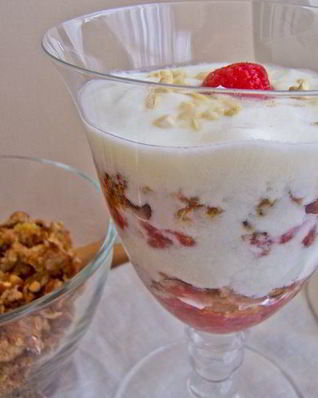 Банановая гранола с йогуртом и клубникой