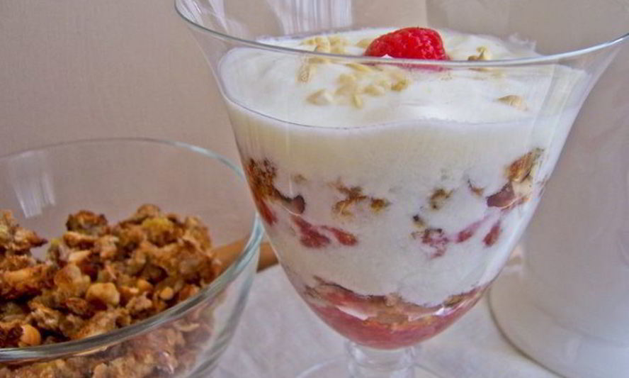 Рецепт банановой гранолы с йогуртом и клубникой