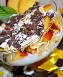 Десерт персиковый с йогуртом и хлопьями