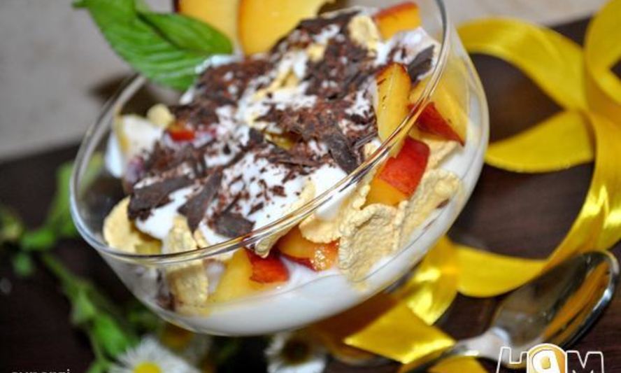 Рецепт десерта персикового с йогуртом и хлопьями