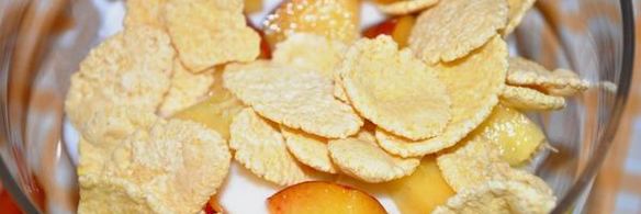 десерт персиковый с йогуртом и хлопьями