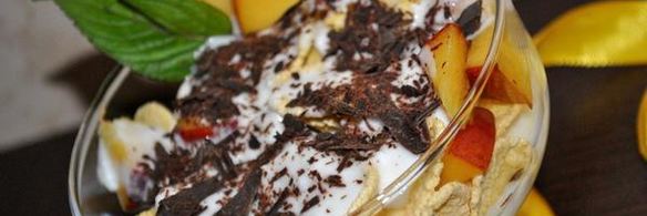 десерт персиковый с йогуртом и хлопьями