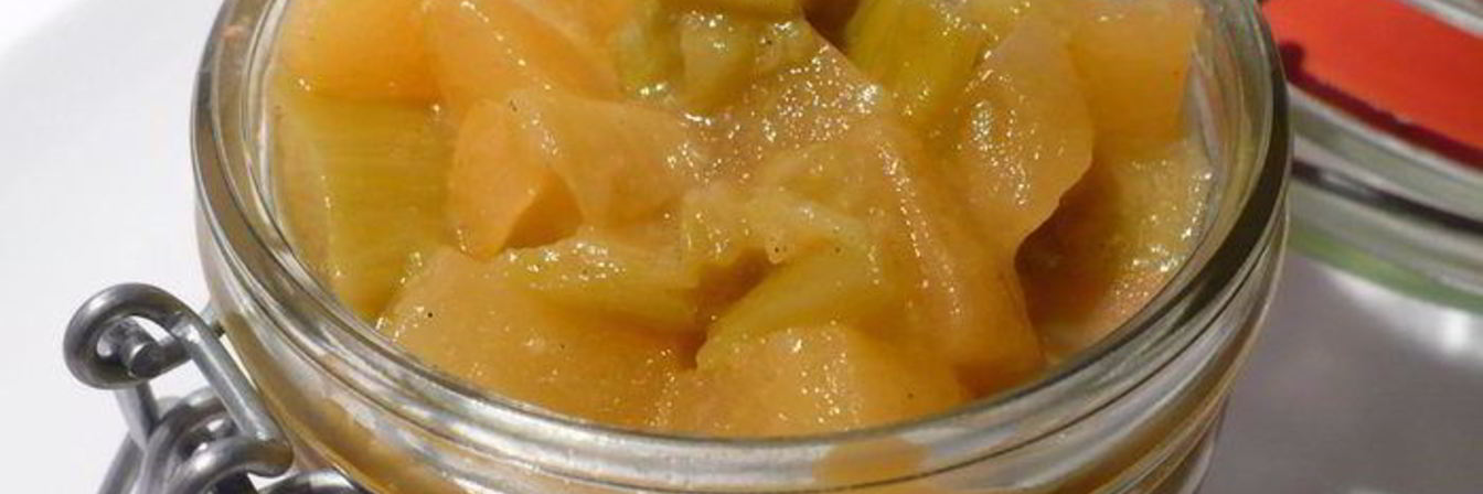 Диетический десерт из яблок и ревеня