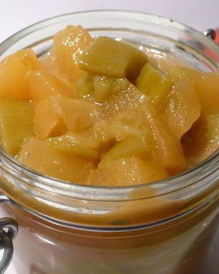 Диетический десерт из яблок и ревеня