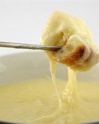 Фондю из грюйера с карамелизованным шалотом