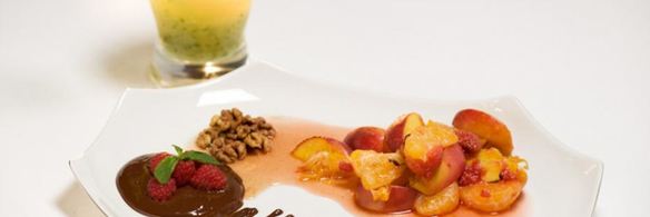 фрукты с острым шоколадным соусом