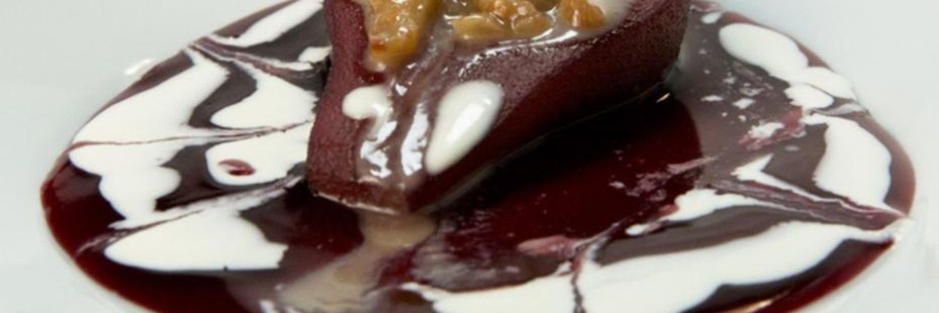 Груша, запеченная с грецкими орехами и сливками