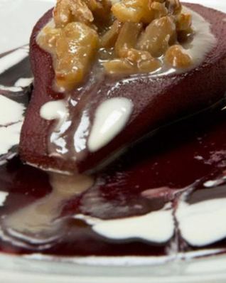 Груша, запеченная с грецкими орехами и сливками