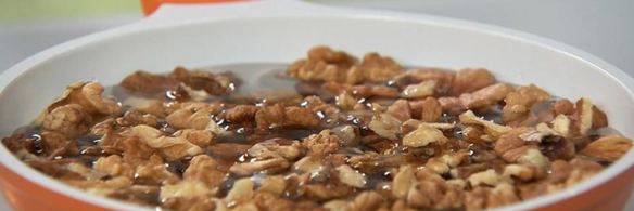 груша, запеченная с грецкими орехами и сливками