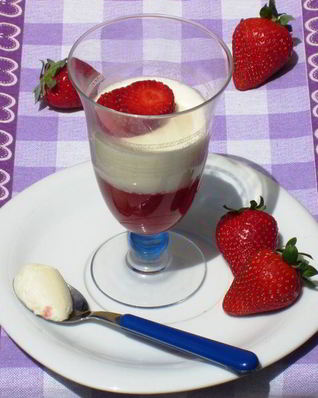 Клубнично-ванильная панна котта