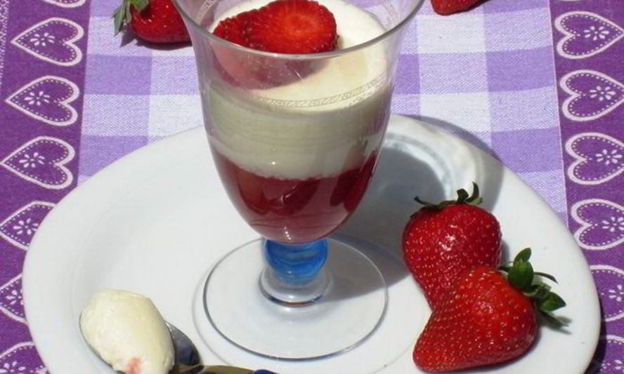 Рецепт клубнично-ванильной панна котта