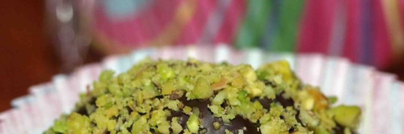 Конфеты из миндальной муки с фисташками и клюквой