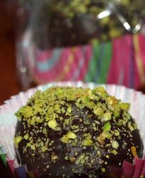 Конфеты из миндальной муки с фисташками и клюквой