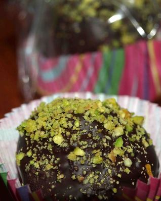 Конфеты из миндальной муки с фисташками и клюквой