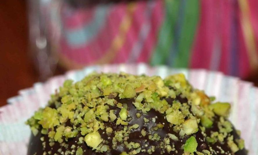 Рецепт конфет из миндальной муки с фисташками и клюквой