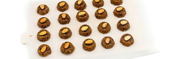 конфеты из миндаля и сухофруктов