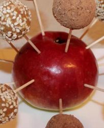 Марципановые конфеты из нута, миндаля и фиников