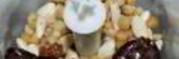 марципановые конфеты из нута, миндаля и фиников