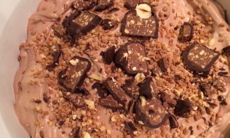 Рецепт шоколадного джелато с фундуком и конфетами бачио