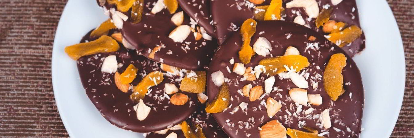 Шоколадные конфеты с орехами и курагой