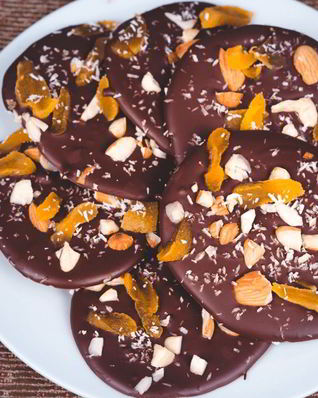 Шоколадные конфеты с орехами и курагой