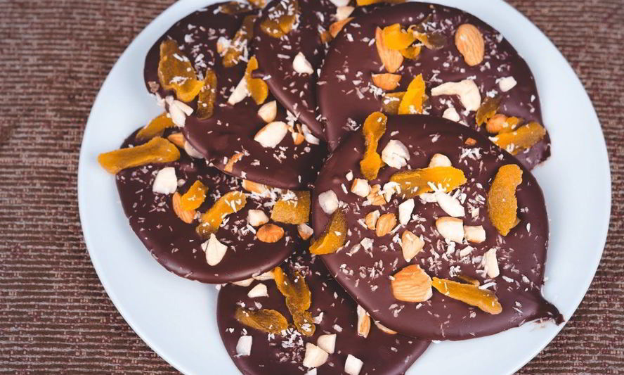 Рецепт шоколадных конфет с орехами и курагой