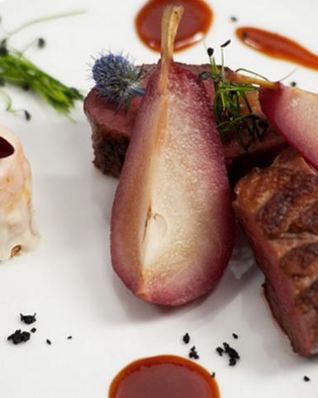 Утиная грудка с грушей в портвейне и конфетой из фуа-гра