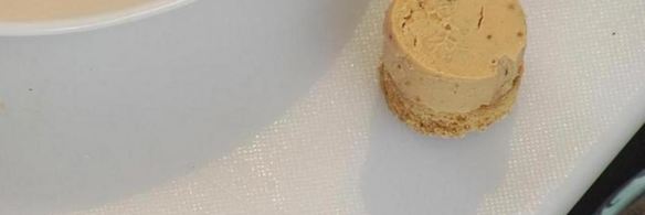 утиная грудка с грушей в портвейне и конфетой из фуа-гра