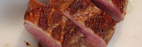 утиная грудка с грушей в портвейне и конфетой из фуа-гра