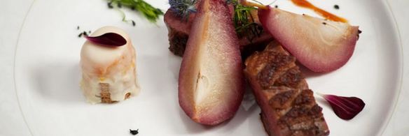 утиная грудка с грушей в портвейне и конфетой из фуа-гра