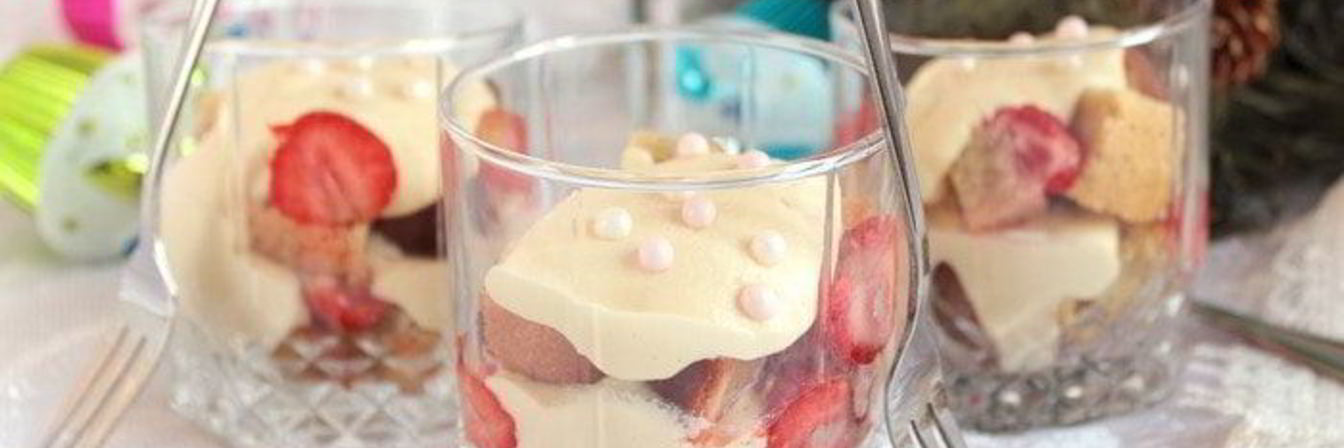 Бисквит с клубникой и сливочным кремом