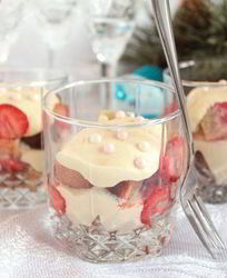 Бисквит с клубникой и сливочным кремом