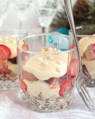 Бисквит с клубникой и сливочным кремом