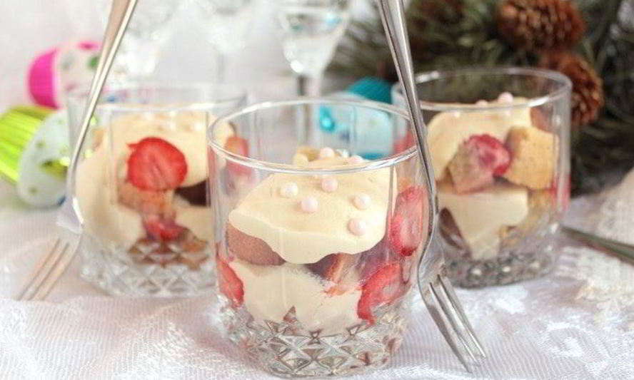 Рецепт бисквита с клубникой и сливочным кремом