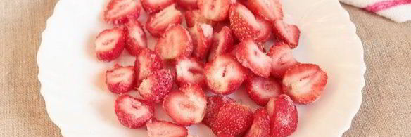 бисквит с клубникой и сливочным кремом