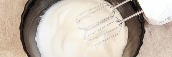 бисквит с клубникой и сливочным кремом