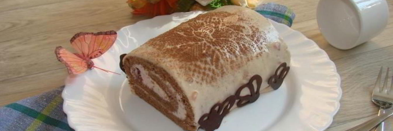 Бисквитный шоколадный рулет со сливочным кремом, ежевикой и клубникой