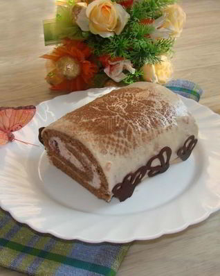 Бисквитный шоколадный рулет со сливочным кремом, ежевикой и клубникой