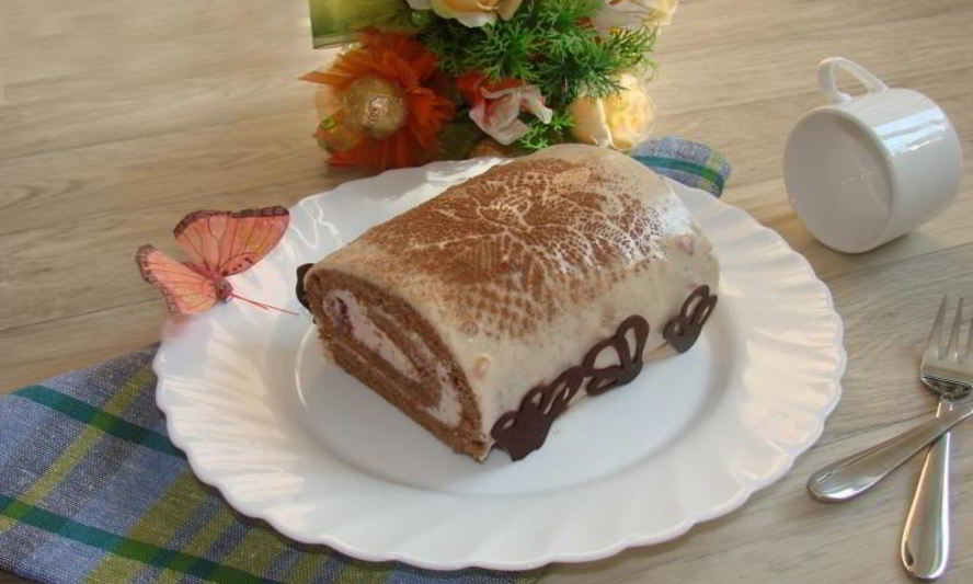 Рецепт бисквитного шоколадного рулета со сливочным кремом, ежевикой и клубникой