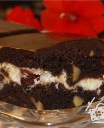 Брауни с крем-чиз, вяленой вишней и орехами