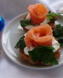 Деруны с крем-фрешем и слабосоленой семгой