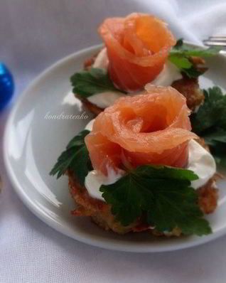 Деруны с крем-фрешем и слабосоленой семгой