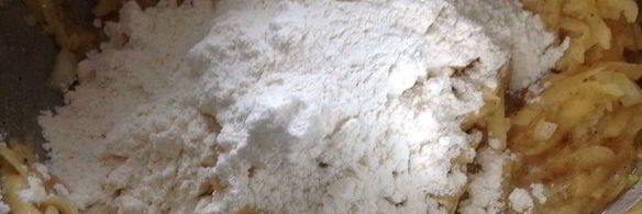 деруны с крем-фрешем и слабосоленой семгой