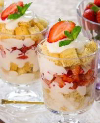 Десерт с бисквитом, клубникой и кремом