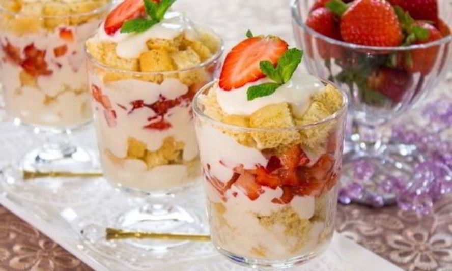 Рецепт десерта с бисквитом, клубникой и кремом