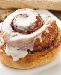 Домашние булочки с корицей и кремом