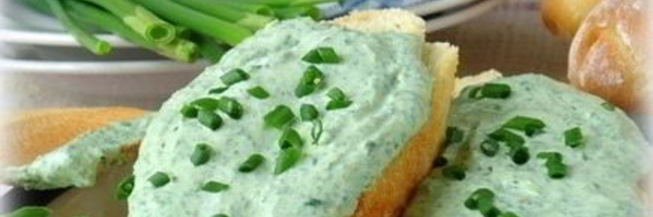 Домашний крем-чиз с молодой крапивой и цедрой лимона