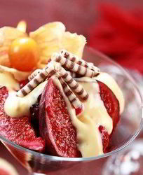 Инжир и малина в креме из лавандового меда