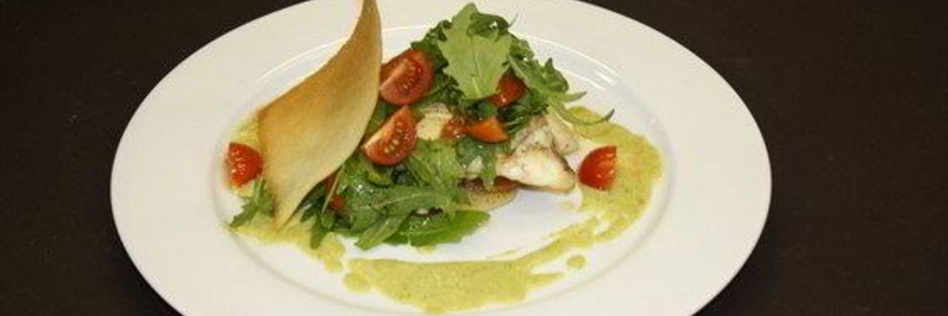 Камбала с картофелем, рукколой, помидорами черри и кремом из спаржи и пастернака