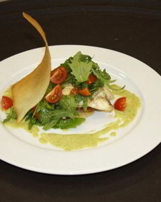 Камбала с картофелем, рукколой, помидорами черри и кремом из спаржи и пастернака